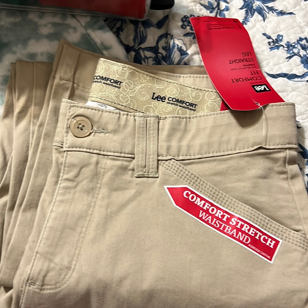 Nwt lee comfort fit khaki